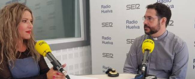 Isaac Moreno Sanz, rector del Seminario de Huelva y Ana Gil, periodista de la SER de Huelva