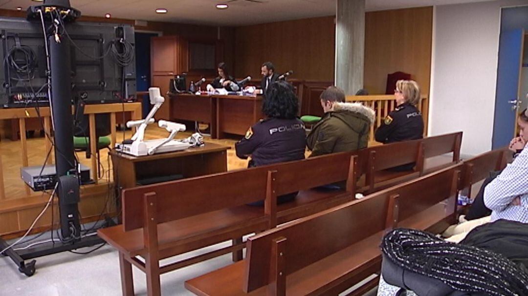 El acusado se enfrenta a una pena de seis años de cárcel. Su defensa pide la libre absolución
