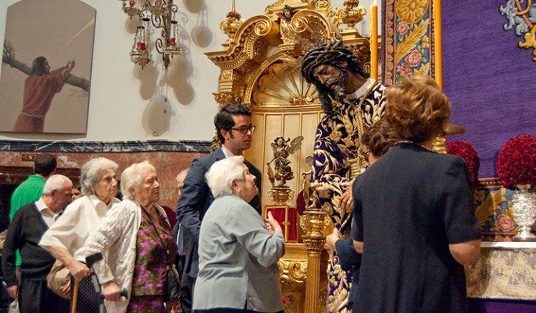 El Señor del Gran Poder durante su besamanos en la Basílica de San Lorenzo