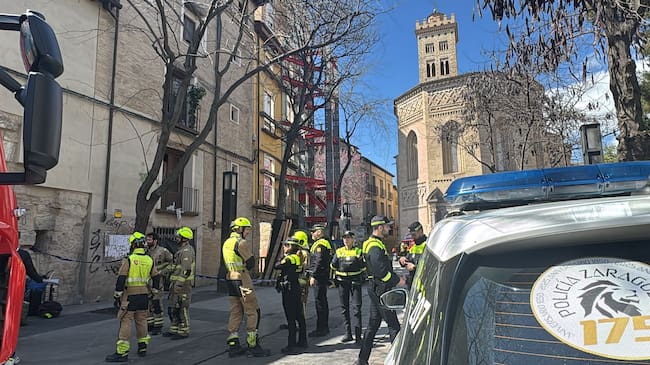Desalojados dos edificios, una frutería y un bar en La Magdalena por grietas (Zaragoza)