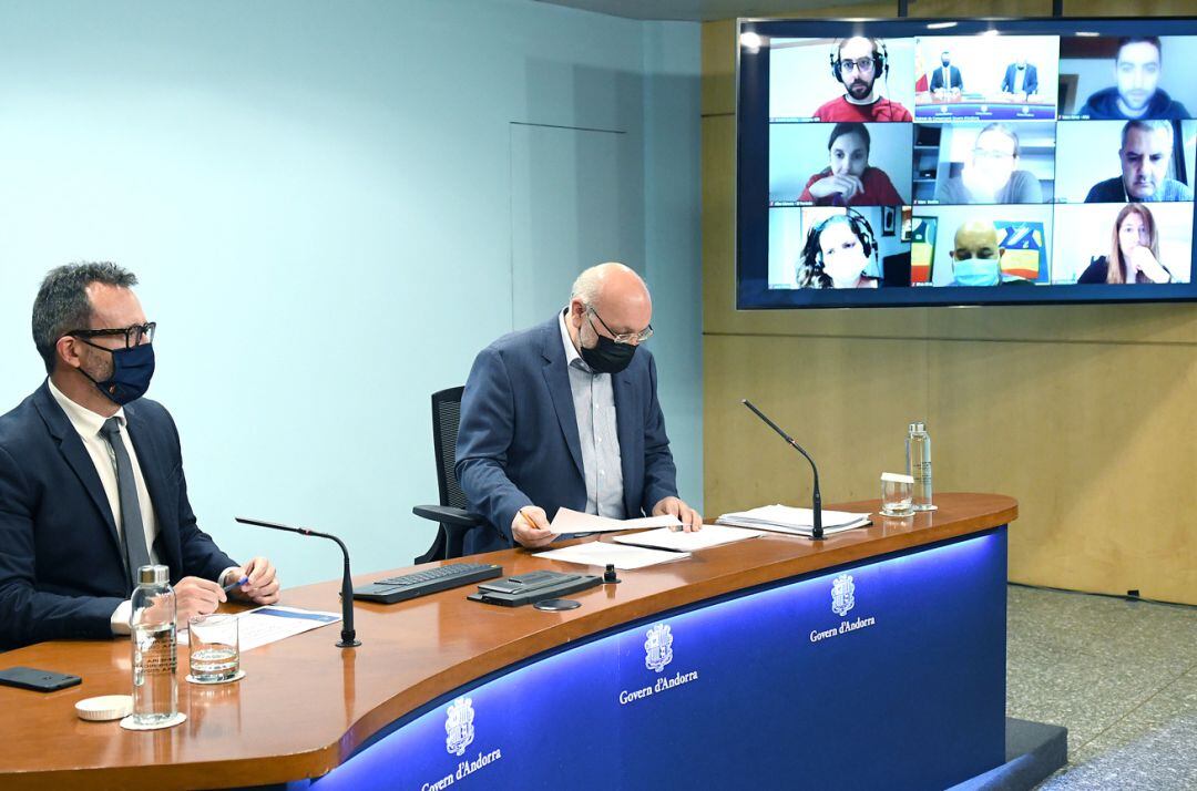 El ministre d'Afers Socials, Habitatge i Joventut, Víctor Filloy, i el director del departament d'Afers Socials, Joan Carles Villaverde, durant la roda de premsa d'aquest dilluns.