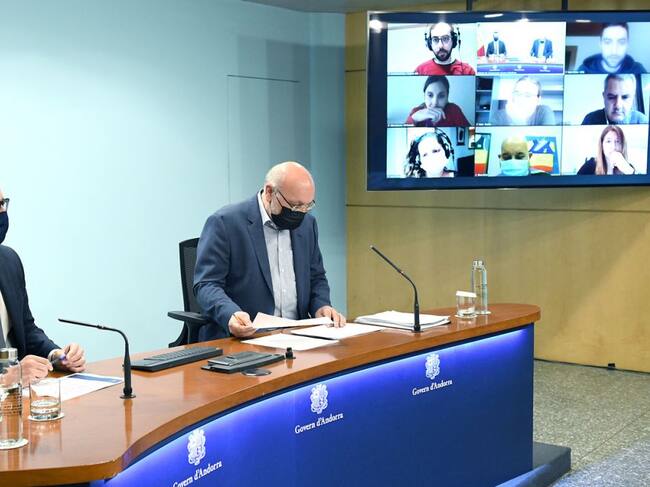 El ministre d'Afers Socials, Habitatge i Joventut, Víctor Filloy, i el director del departament d'Afers Socials, Joan Carles Villaverde, durant la roda de premsa d'aquest dilluns.