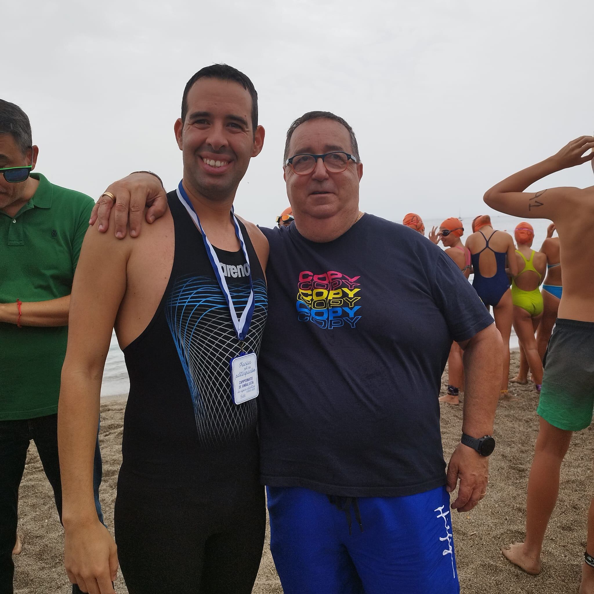 El nadador almeriense con José Juan Rubí, concejal de Deportes del Ayuntamiento de Roquetas de Mar.