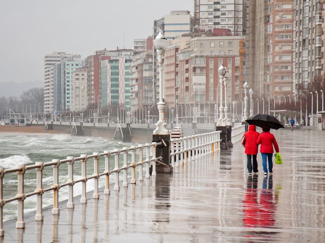 Fotografía de archivo de la playa de San Lorenzo, en Gijón