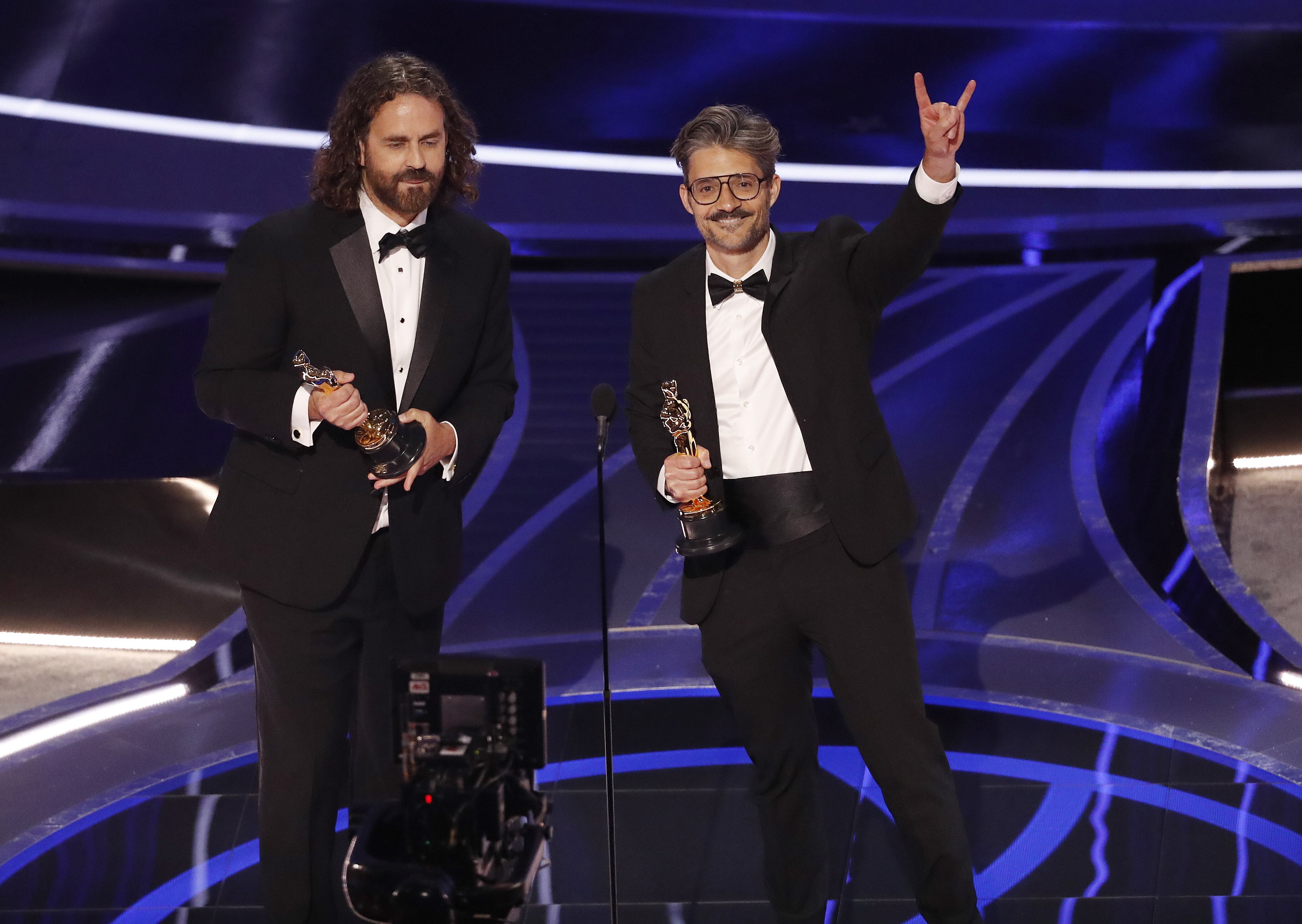 Alberto Mielgo y Leo Sánchez recogiendo el Oscar por su corto &#039;El limpiaparabrisas&#039; EFE/EPA/ETIENNE LAURENT