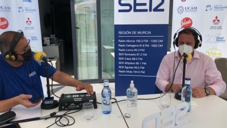 Gaspar Miras, alcalde de Mazarrón, junto a Joaquín Guillén en el set de &#039;La radio al sol&#039; instalado en el hotel Dos Playas de Mazarrón