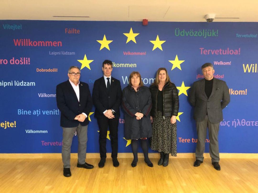 La presidenta de Euracom, Ana Luis Durán, en el centro, junto a los alcaldes (de izq a dcha) de Mieres, Aníbal Vázquez, de Villablino, Mario Rivas, de Langreo, Carmen Arbesú y de Páramo, Ángel Calvo 