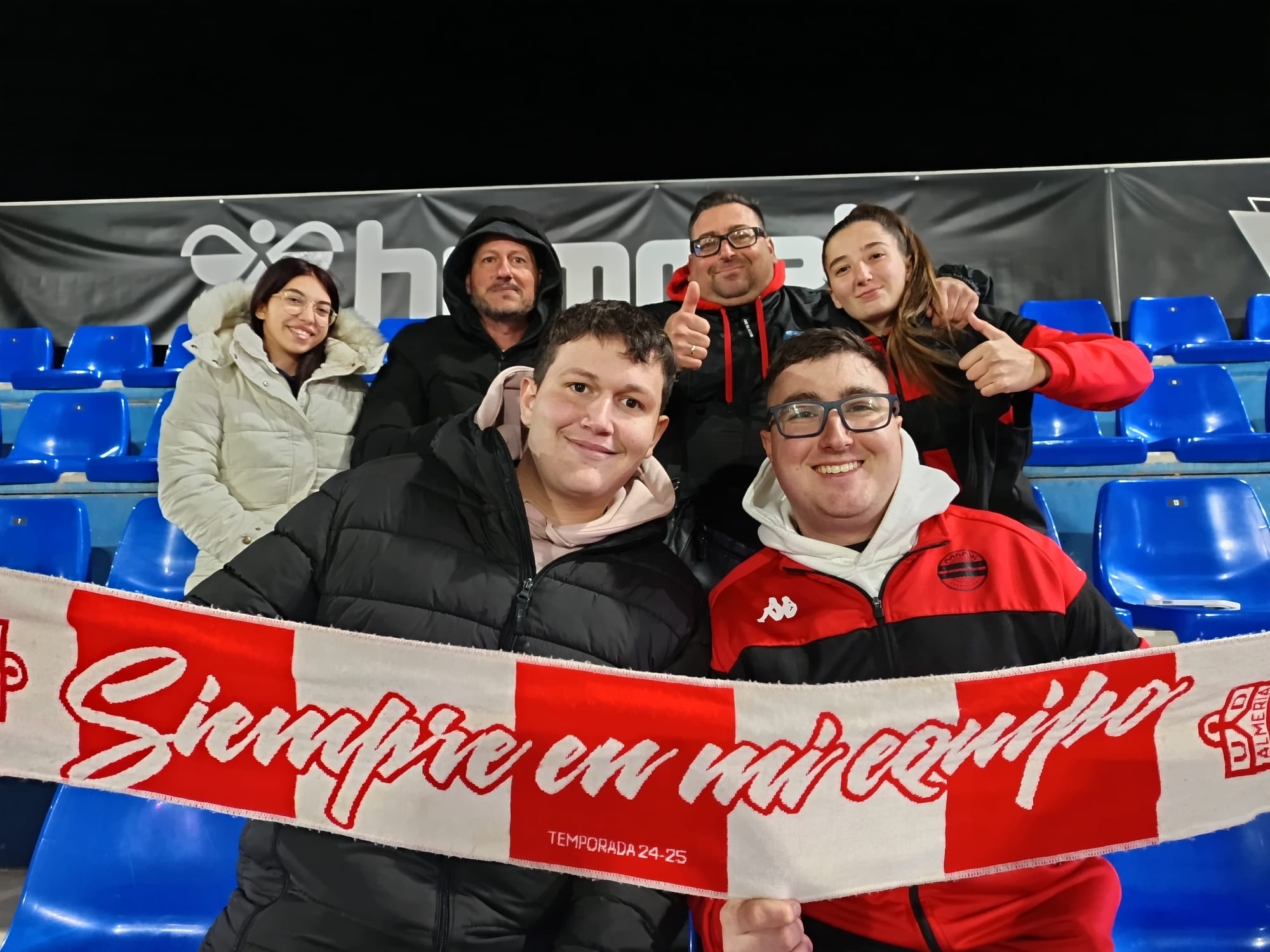 Unos 200 aficionados del Almería vivieron en el partido de Copa desde el Estadio del Eldense.