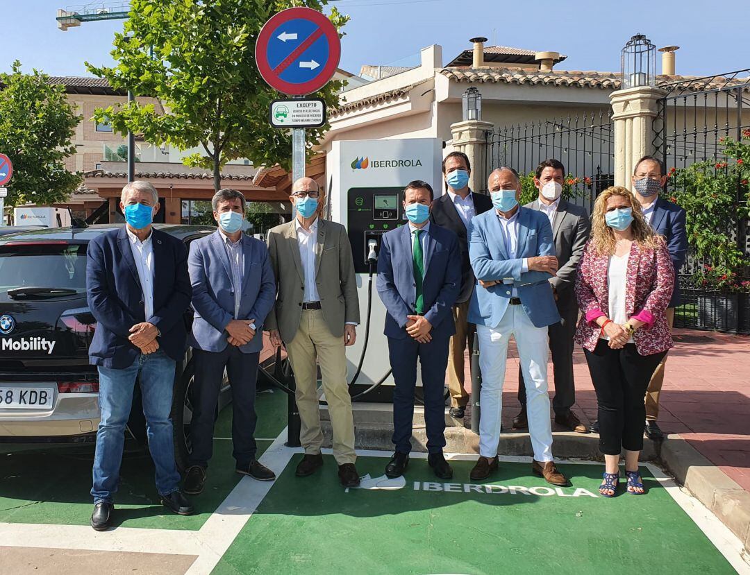 Inauguración del punto de recarga para coches eléctricos