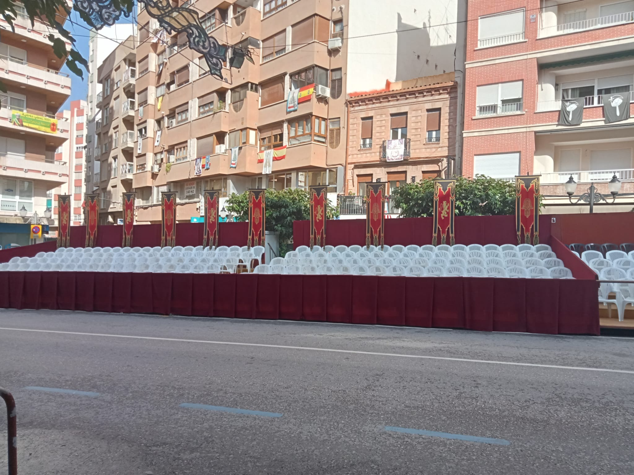 Tribunas en las fiestas de Villena