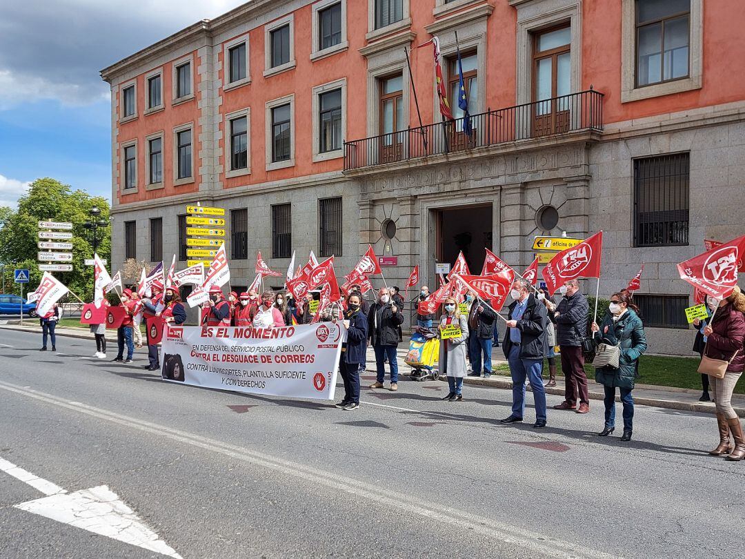 Los sindicatos se manifestaron a las puertas de la Subdelegación del Gobierno