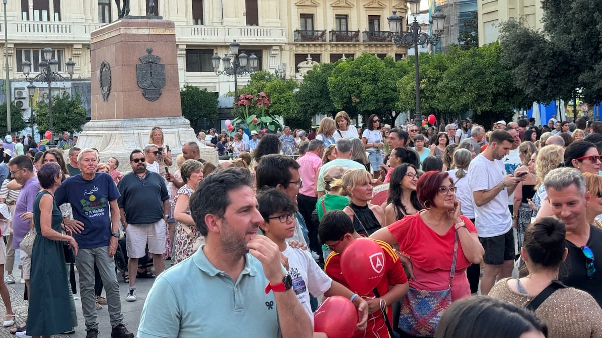 Éxito de público, música y ofertas en la Shopping Night 2025