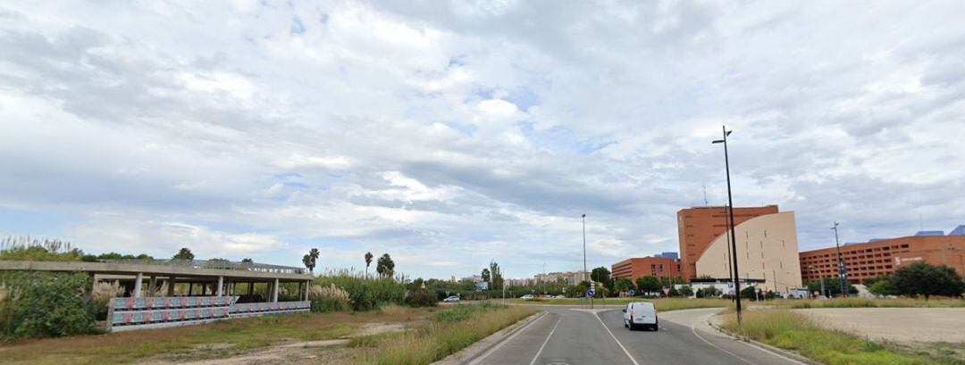 Solares junto al Campus de Gandia que podrían albergar el nuevo pabellón
