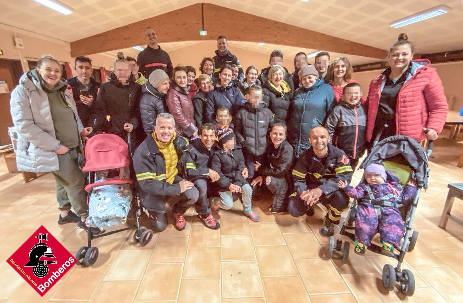 Los bomberos del Consorcio Provincial de Alicante junto a los refugiados ucranianos que han recogido en Polonia