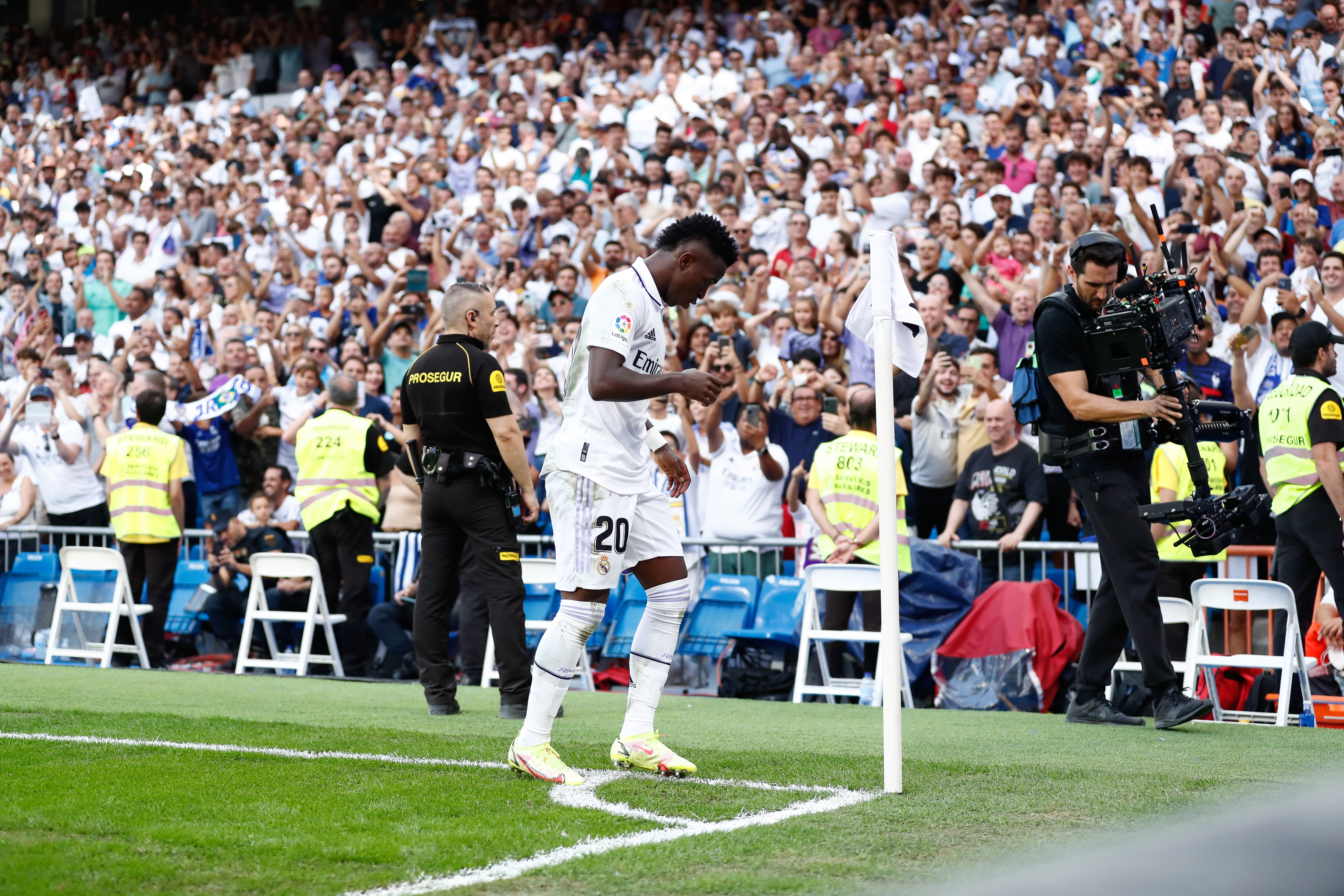 Vinicius baila tras marcar contra el Mallorca en el Bernabéu, el pasado domingo.