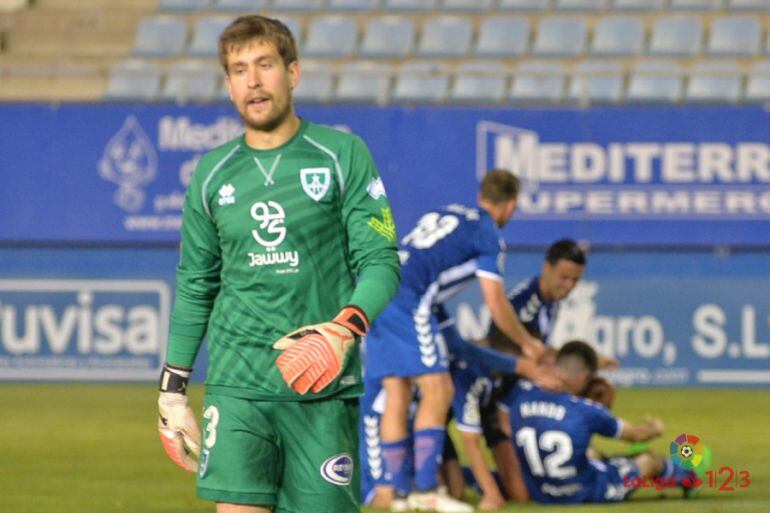 El portero numantino Aitor Fernández se lamenta tras el segundo gol del Lorca.