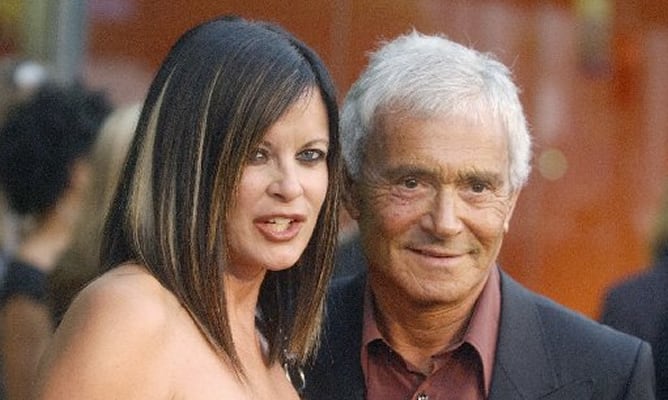 Vidal Sassoon en 2003. En la imagen posa junto a su esposa Ronnie durante la inauguración de una boutique en Los Ángeles