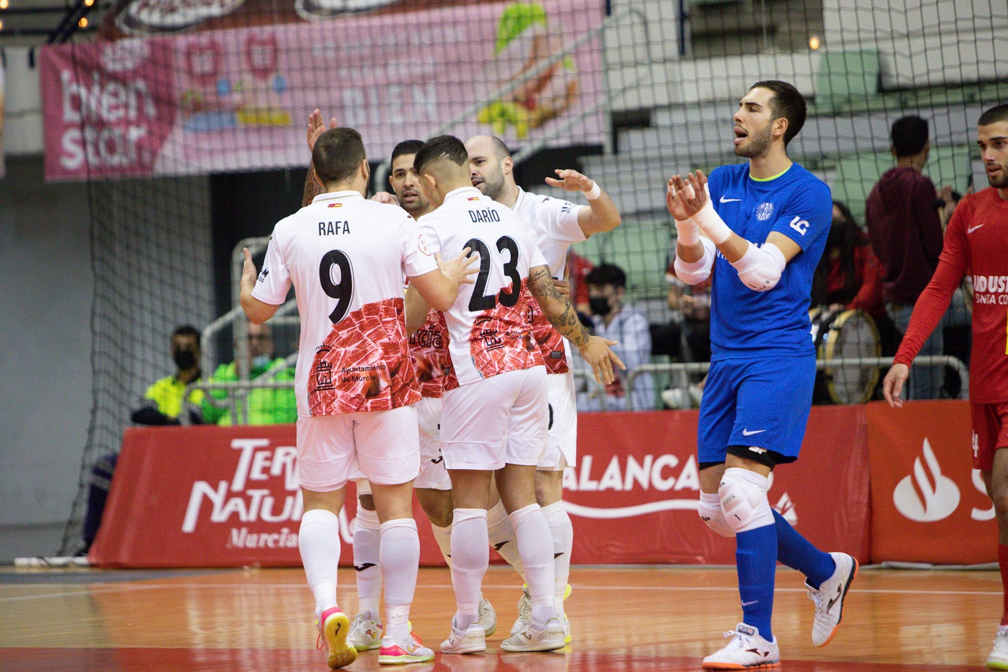 La plantilla de ElPozo celebrando un gol