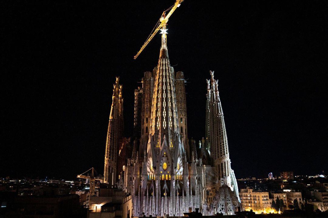 La Sagrada Familia ilumina la torre de la Virgen María y la estrella de 12 puntas que la corona