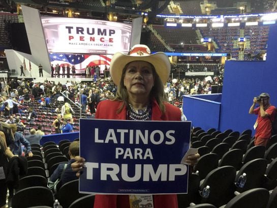 Una mujer sostiene un cartel de &quot;Latinos para Trump&quot;