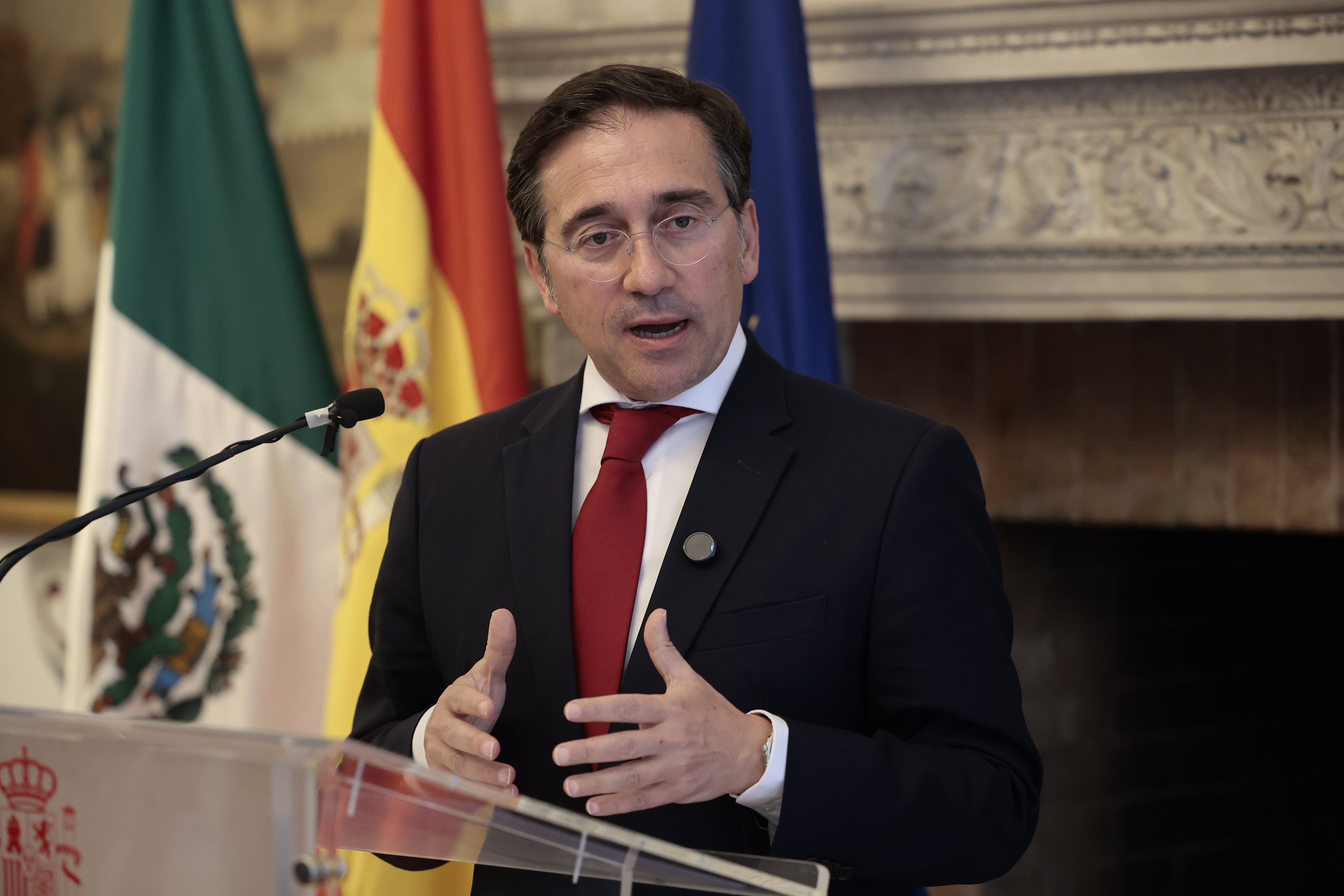 El ministro español de Asuntos Exteriores, José Manuel Albares, habla durante una rueda de prensa en la embajada de España este miércoles, en la Ciudad de México (México).