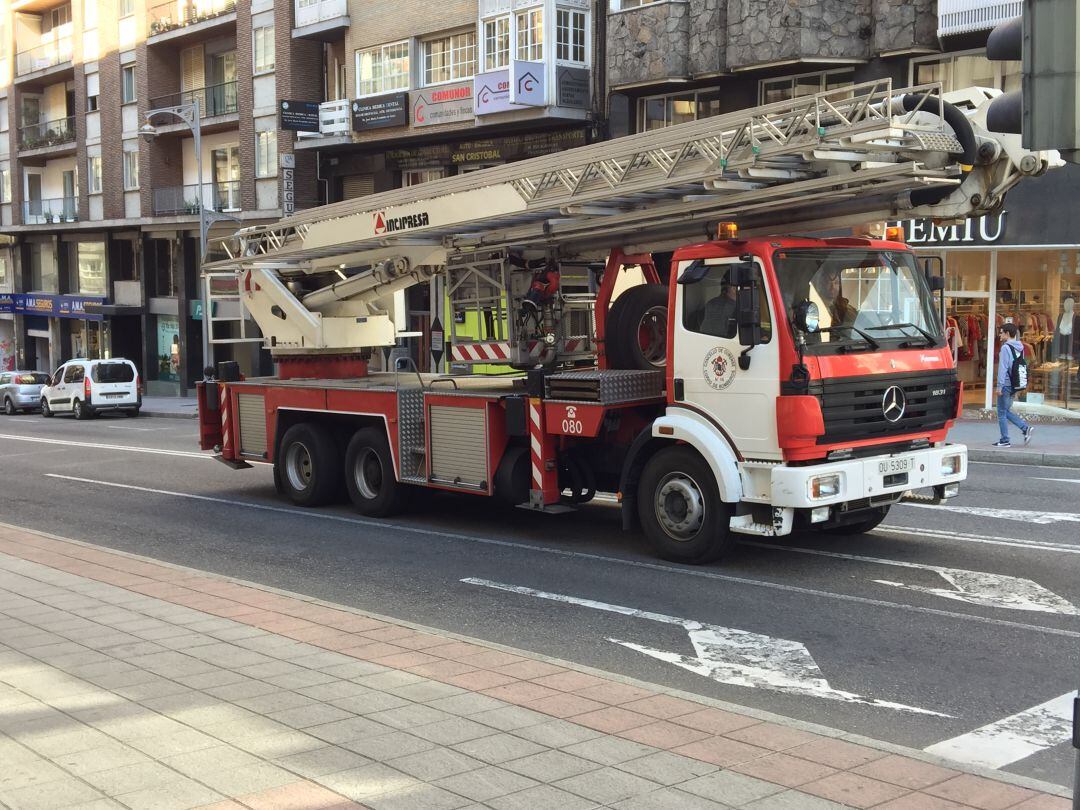 Imagen de archivo de un camión de bomberos en pleno servicio