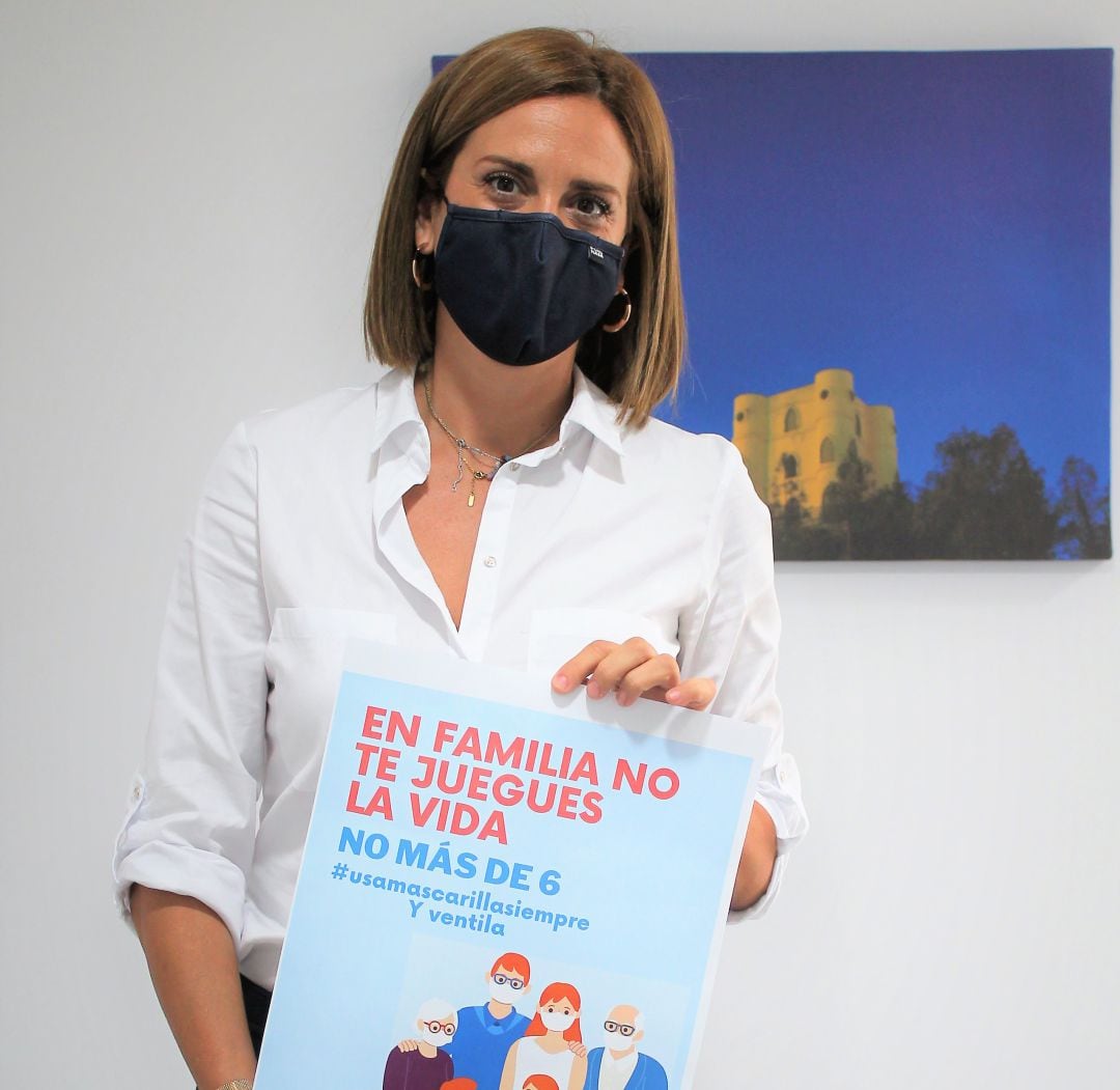 La alcaldesa de Archena, Patricia Fernández, ha presentado recientemente una nueva campaña de compromiso y responsabilidad para frenar la COVID-19 en su municipio, bajo el lema ‘En familia no te juegues la vida’ 