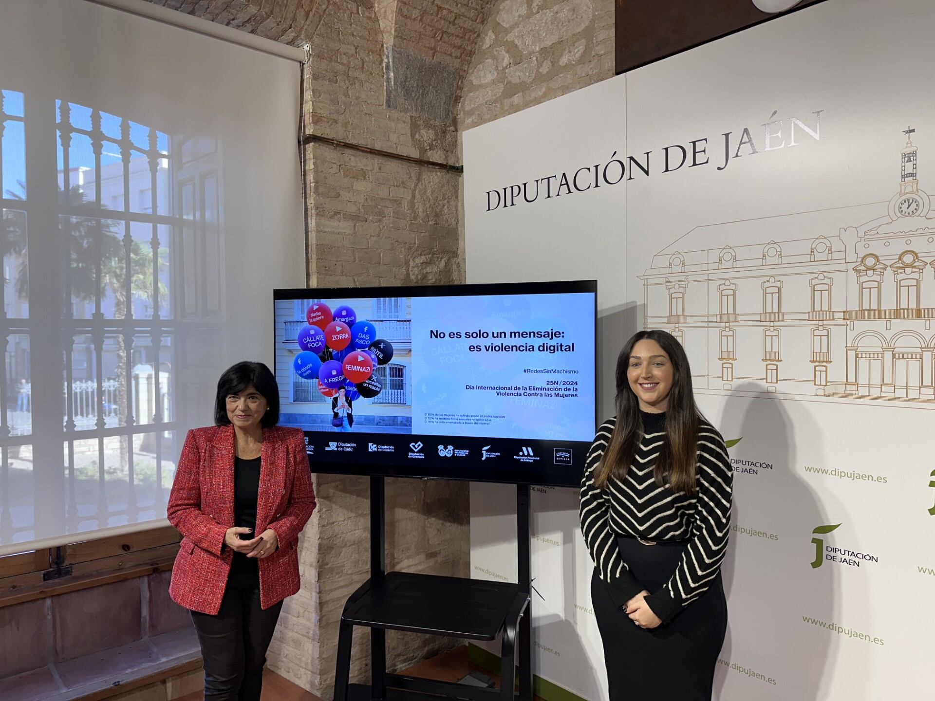 Las diputadas provinciales Francisca Medina y María Dolores Ruiz durante la presentación de las actividades del 15-N.