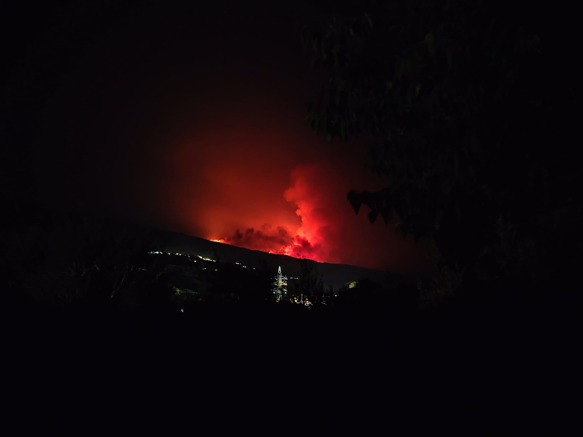 En la noche el fuego en el incendio de Jarilla se reactivaba en los flancos este y sur