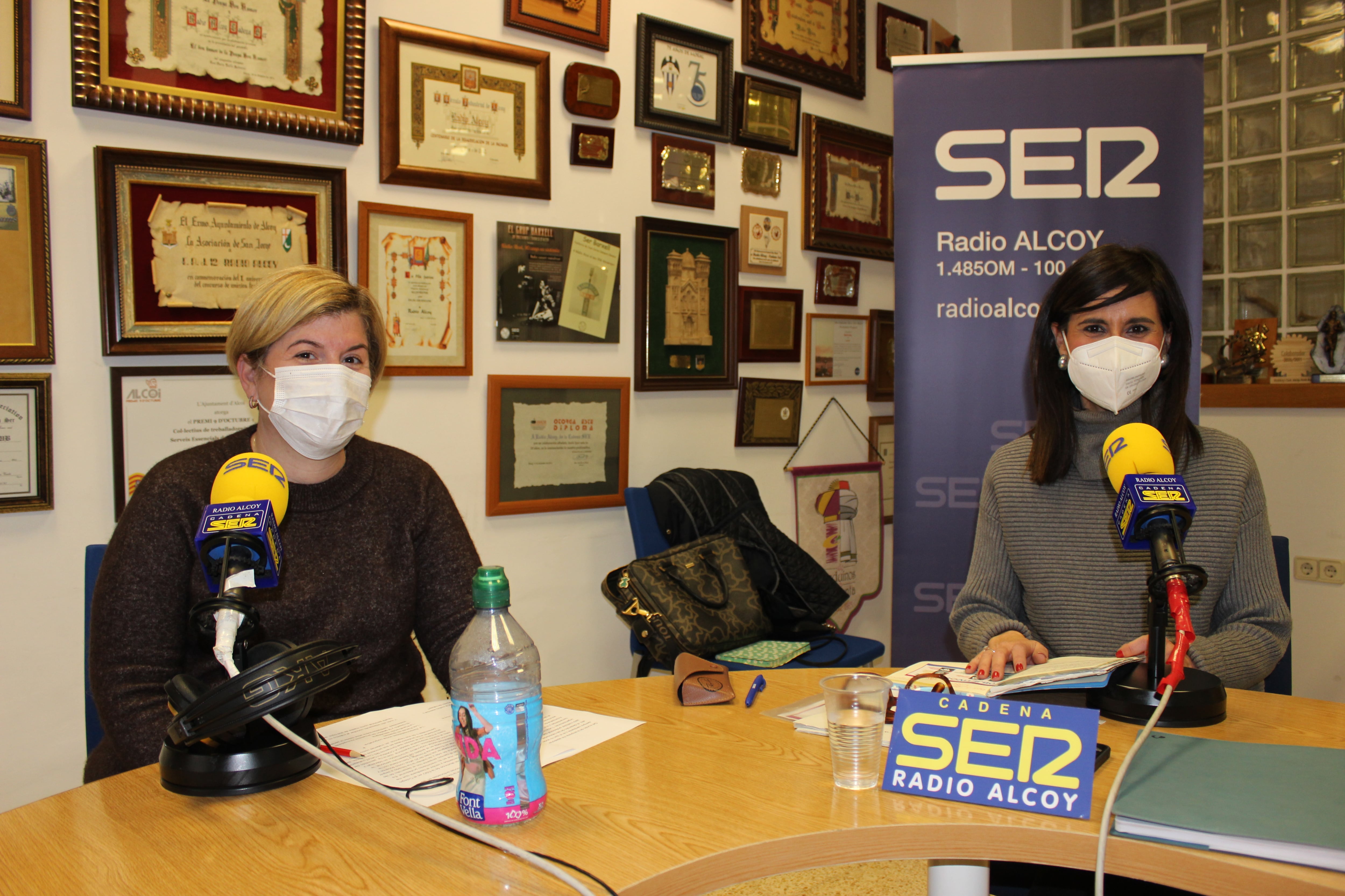 Consuelo Vaquer y Maite Gómis en Radio Alcoy