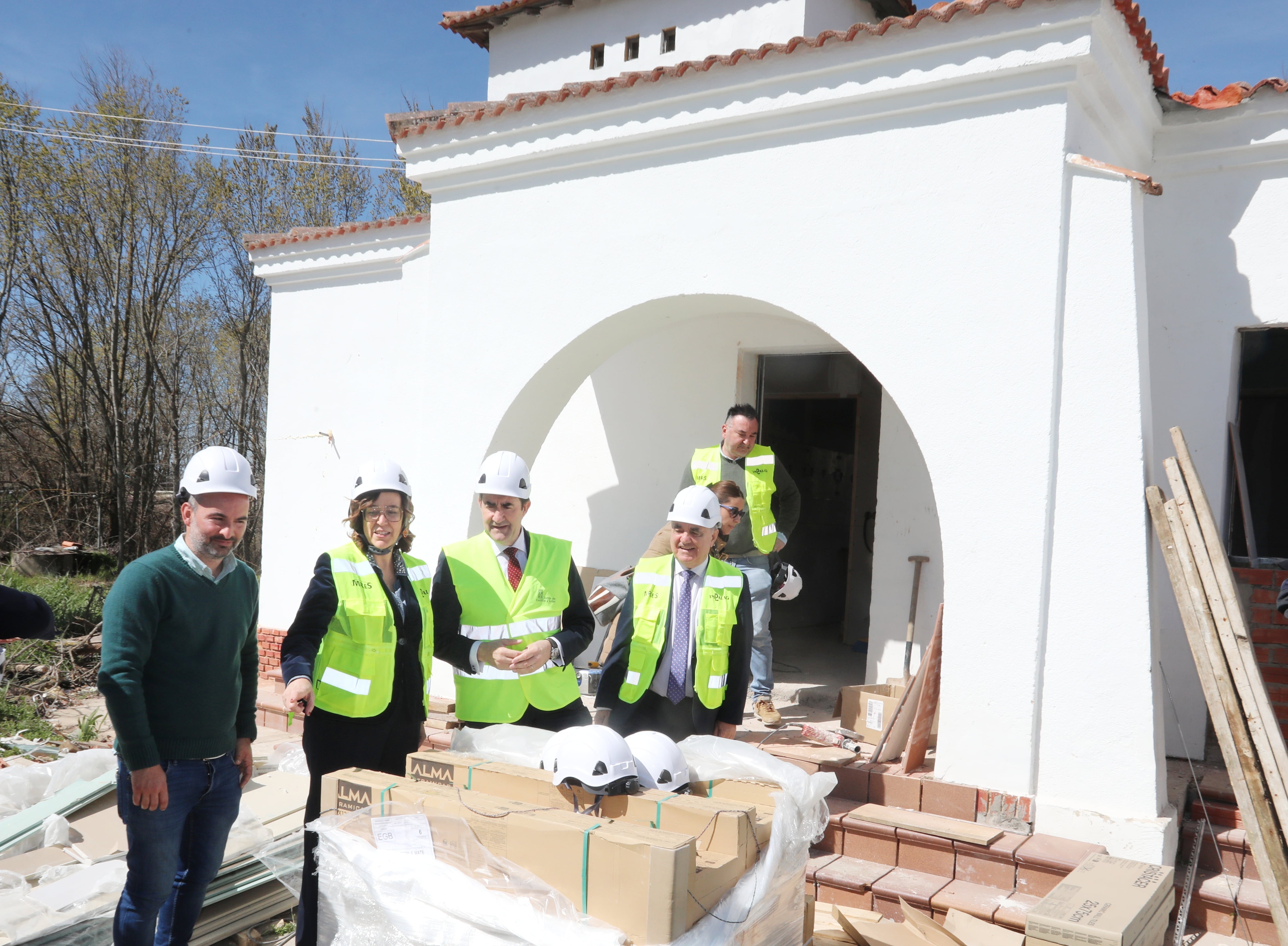 El consejero de Medio Ambiente, Vivienda y Ordenación del Territorio, Juan Carlos Suárez-Quiñones, firma el protocolo de Rehabitare de Palencia
