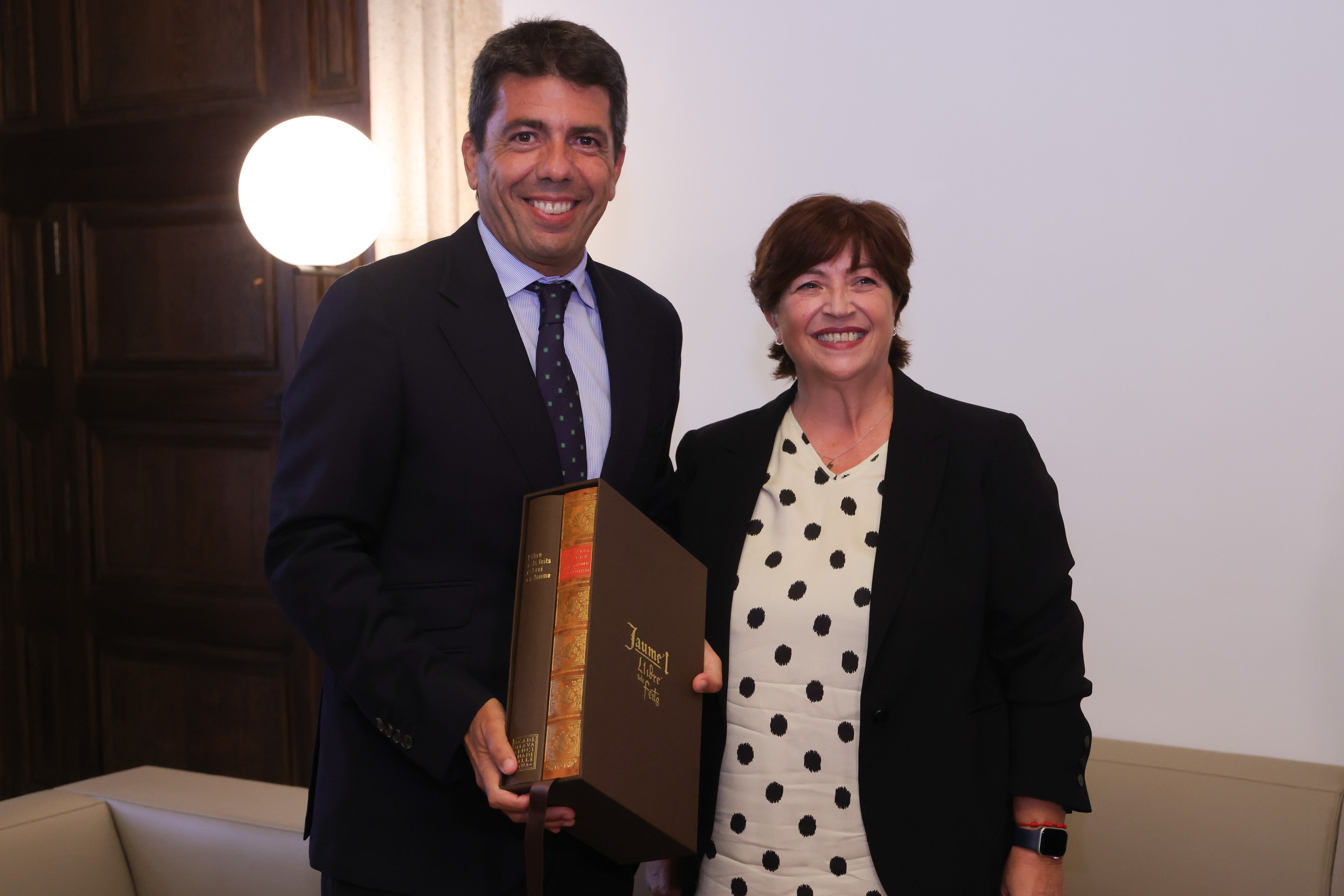 Carlos Mazón, president de la Generalitat y Verónica Cantó, presidenta de la Acadèmia Valenciana de la Llengua