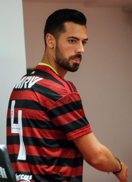 El defensor español Pablo Marí posa con la camiseta del Flamengo