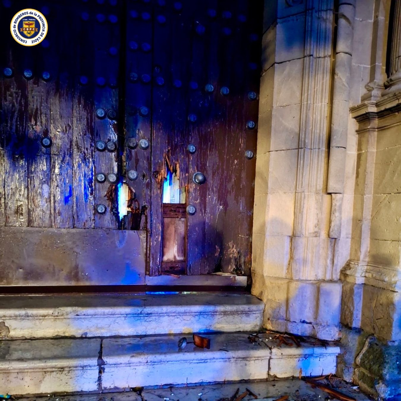 Puerta incendiada de la Iglesia de San Miguel