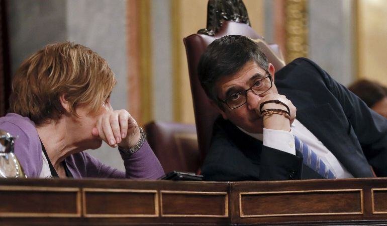 El presidente del Congreso, Patxi López, y la vicepresidenta primera, Celia Villalobos, conversan durante el pleno de la Cámara