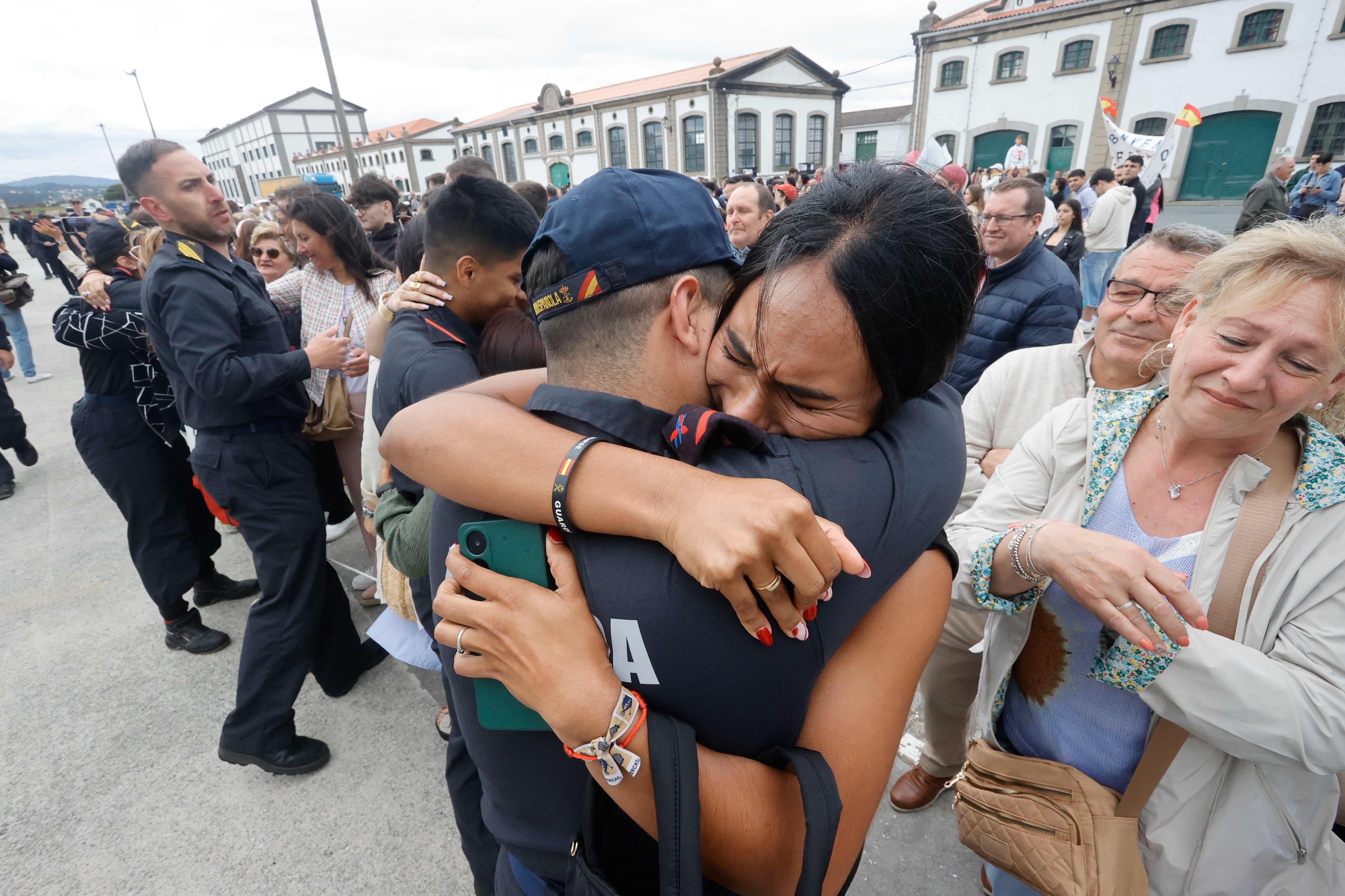 FERROL, 08/07/2024.- Los tripulantes de la fragata &#039;Almirante Juan de Borbón&#039; son recibidos por su familiares a su llegada este lunes a su base del arsenal militar de Ferrol tras participar en la operación Brilliant Shield de la OTAN. EFE/ Kiko Delgado
