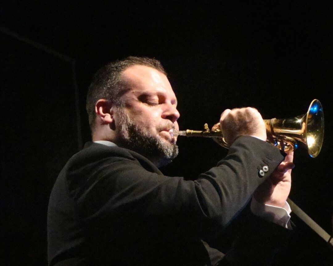 El cornetista Daniel de Baza durante su actuación