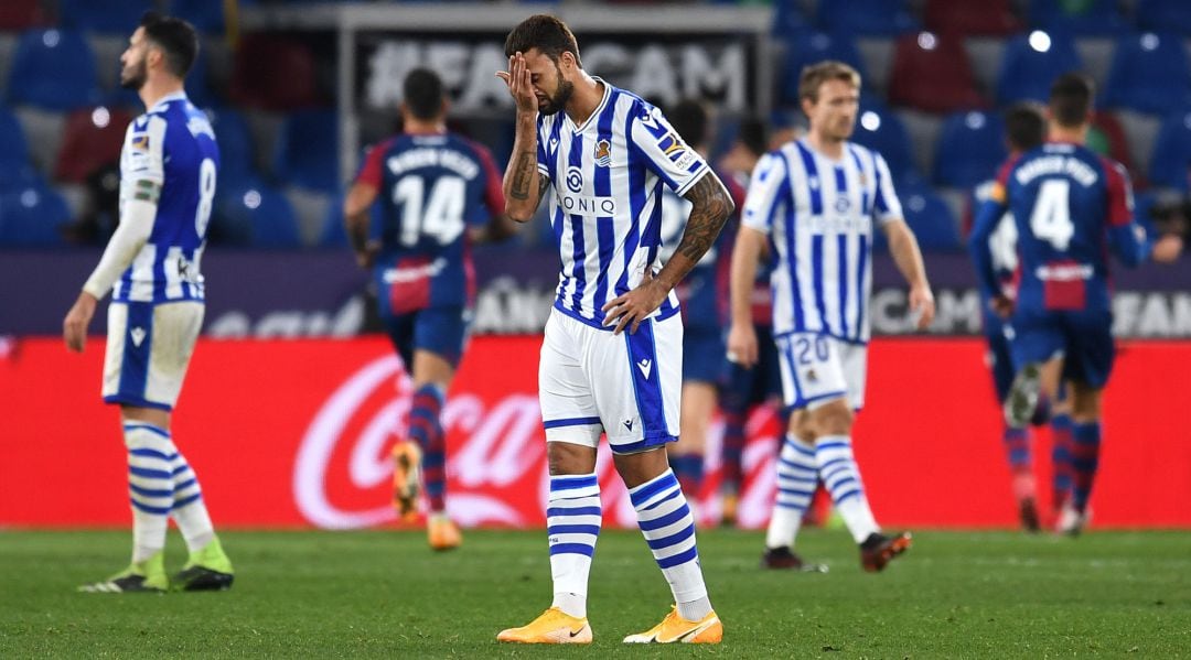 Los jugadores de la Real se lamentan del segundo gol del Levante