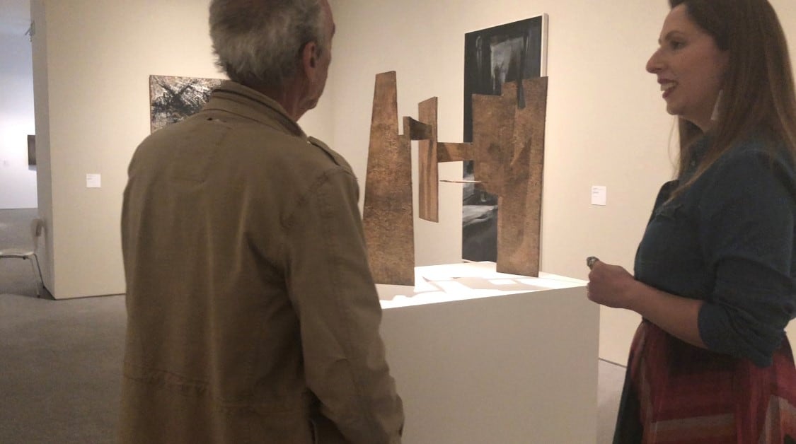 Juan José Millás y Deborah García Bello frente al Peine del viento de Chillida. Museo Reina Sofía