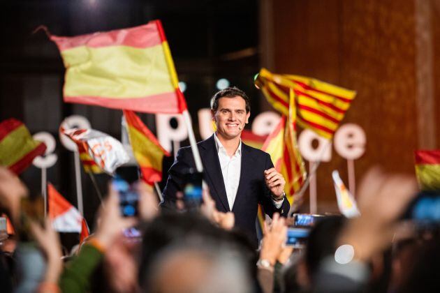 El candidato a la presidencia por Ciudadanos, Albert Rivera, durante el acto de cierre de campaña en Barcelona.