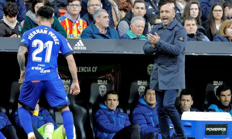 Abelardo Fernández da indicaciones durante el partido de Mestalla.