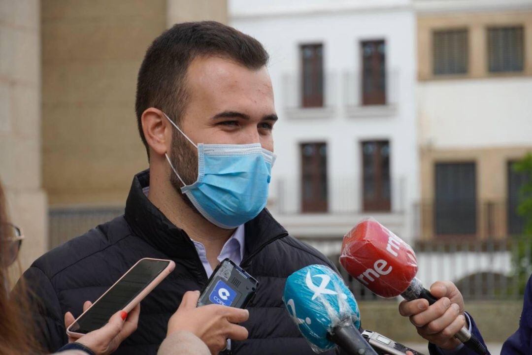 El alcalde de Cáceres, Luis Salaya, atiende a los medios en una foto de archivo