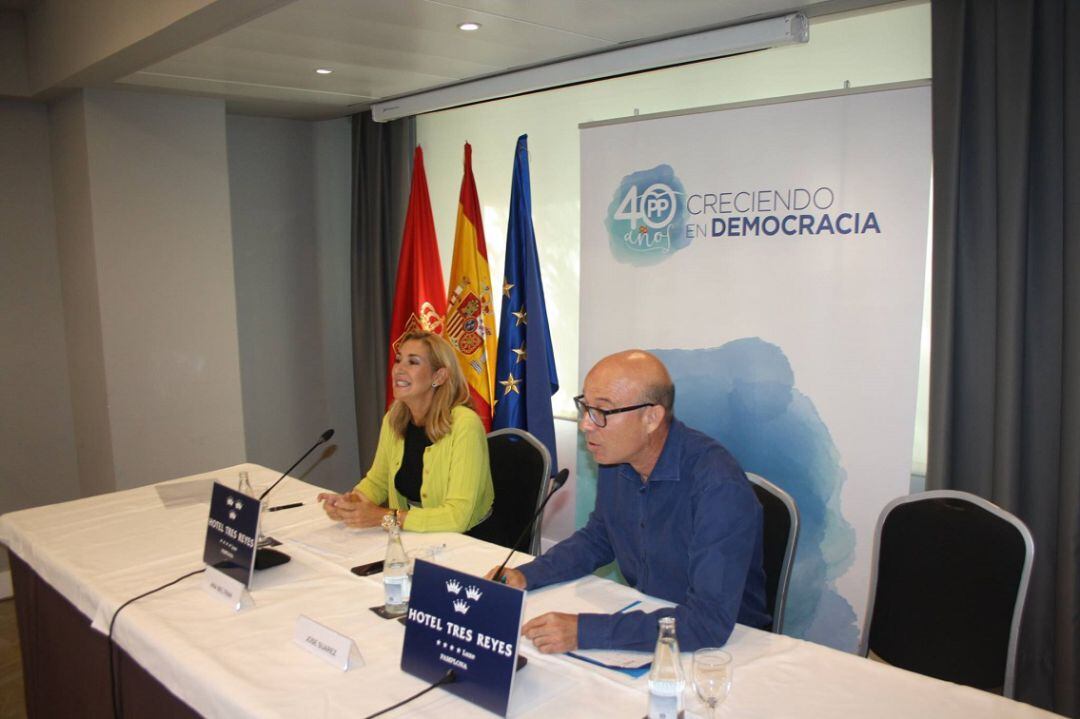 José Suárez junto a la presidenta del PP Navarra, Ana Beltrán