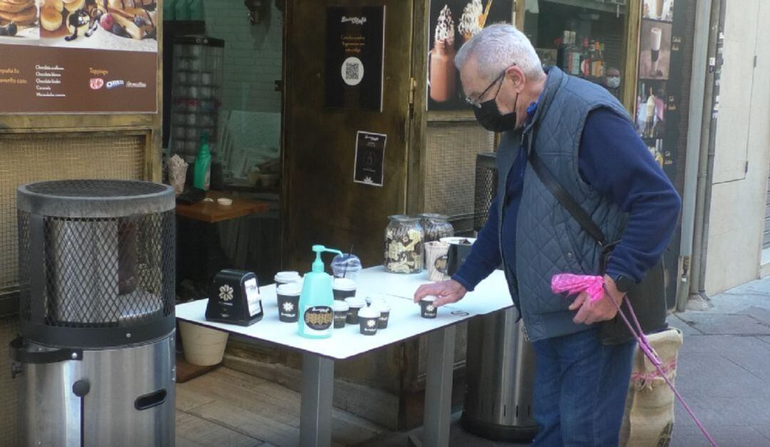 Servicio para llevar en una cafetería de Elche