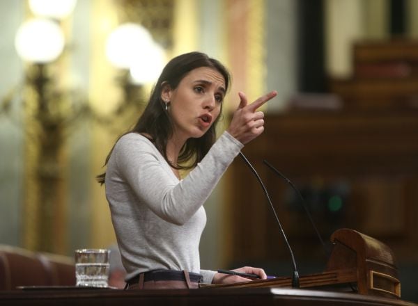 La ministra de Igualdad, Irene Montero, interviene durante una sesión plenaria en el Congreso de los Diputados.