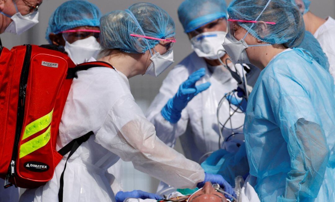 Varios sanitarios atienden a un infectado por coronavirus Covid-19.