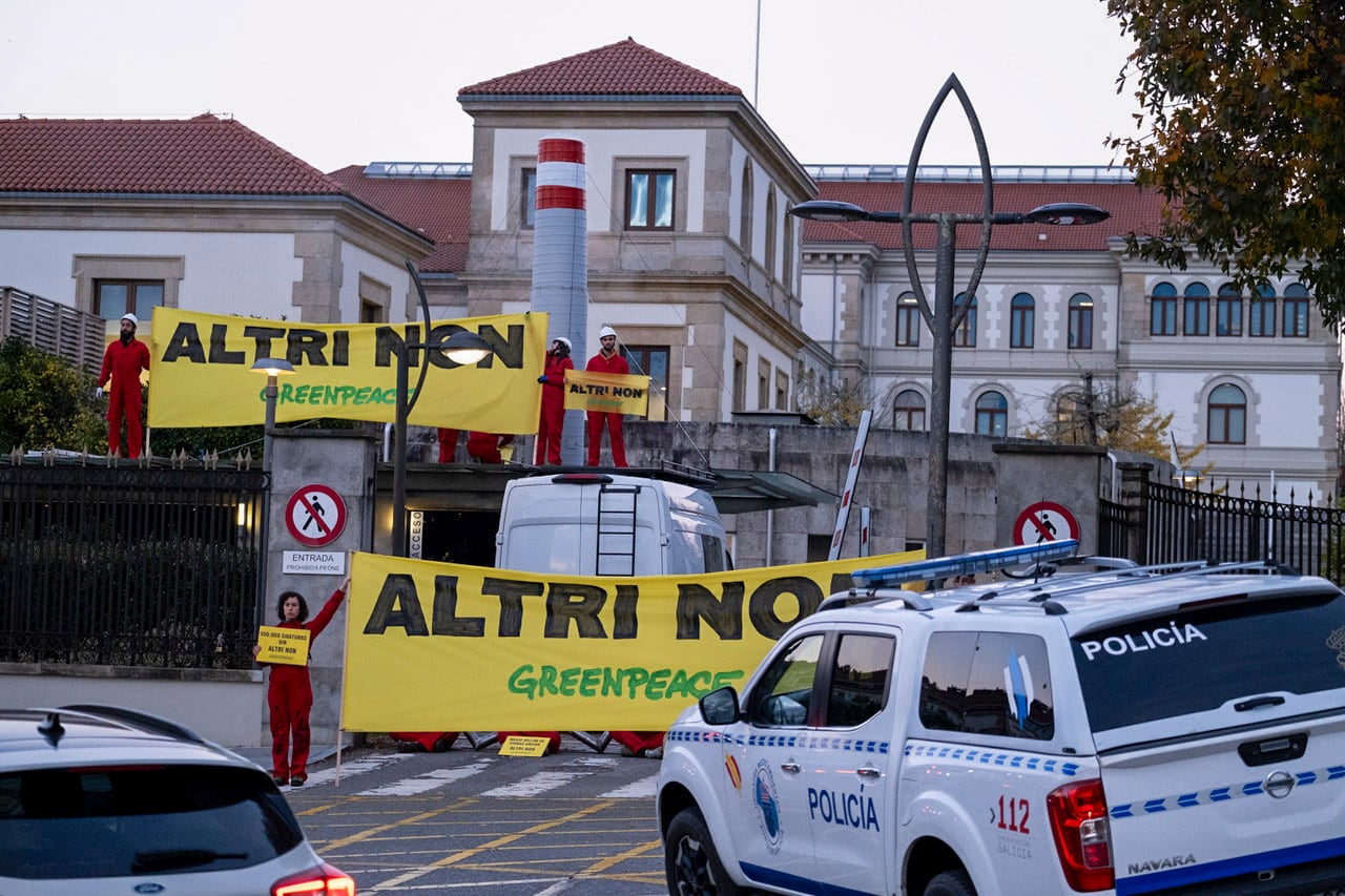 SANTIAGO DE COMPOSTELA, 12/12/2024.- Activistas de Greenpeace introducen este jueves una gran chimenea humeante en la sede central de la Xunta de Galicia en Santiago de Compostela para exigir que se paralice el proyecto de macrocelulosa de Altri en Palas do Rei (Lugo). Los activistas se han encaramado al techo de una de las entradas al recinto para denunciar los impactos negativos que afirman que tendría la fábrica en toda la cuenca del Ulla y han bloqueado dos puertas en señal de protesta. EFE/ Pedro Armestre/Greenpeace /  ***SOLO USO EDITORIAL/SOLO DISPONIBLE PARA ILUSTRAR LA NOTICIA QUE ACOMPAÑA (CRÉDITO OBLIGATORIO)***
