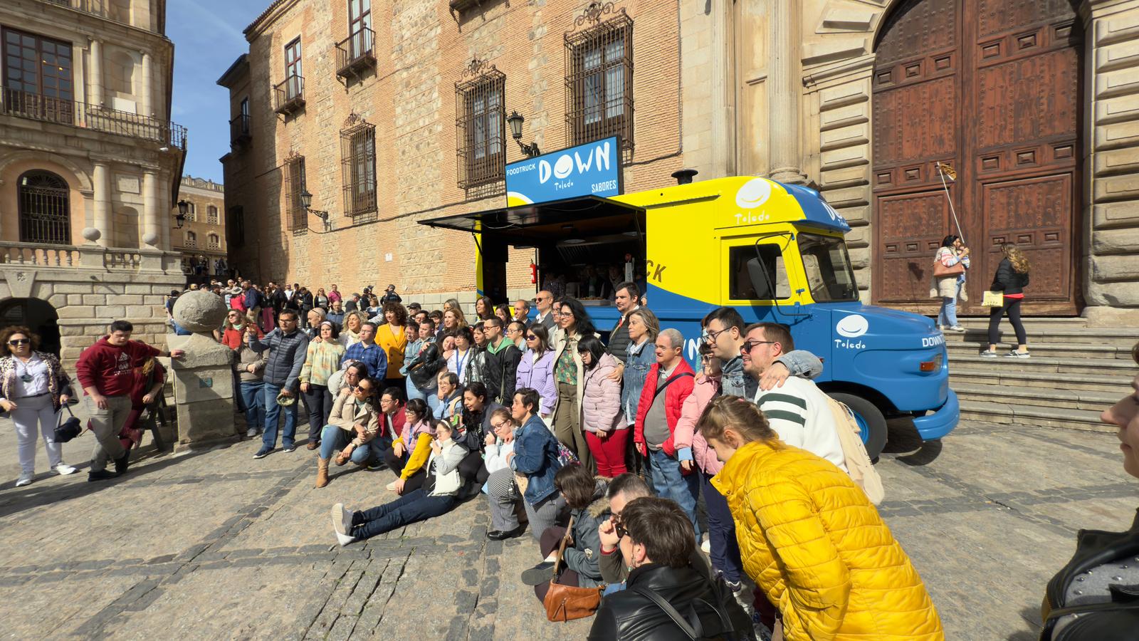 Foto de familia de la presentación de la food truck de Down Toledo