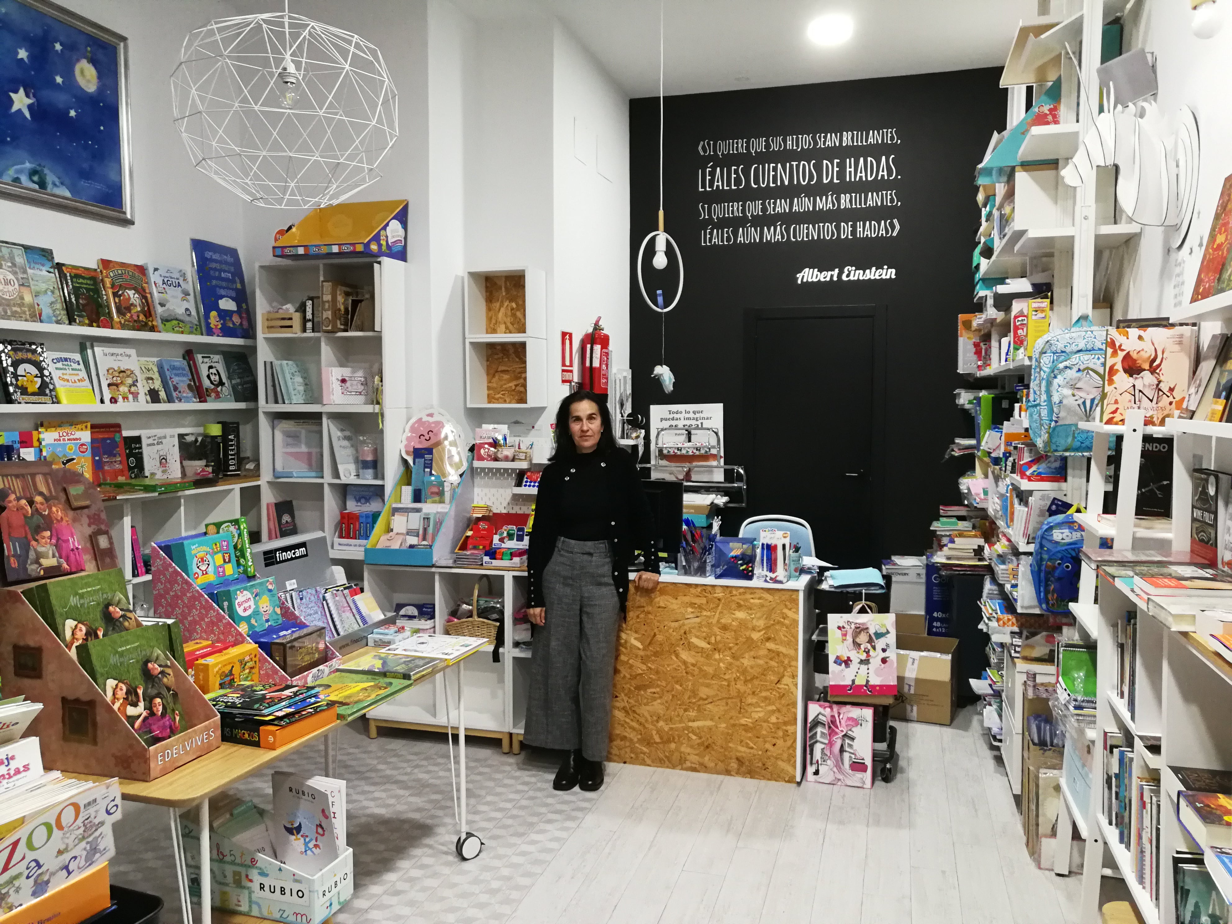 Montse, en la librería Neverending de Alcorcón, ha visto crecer al barrio y a sus habitantes