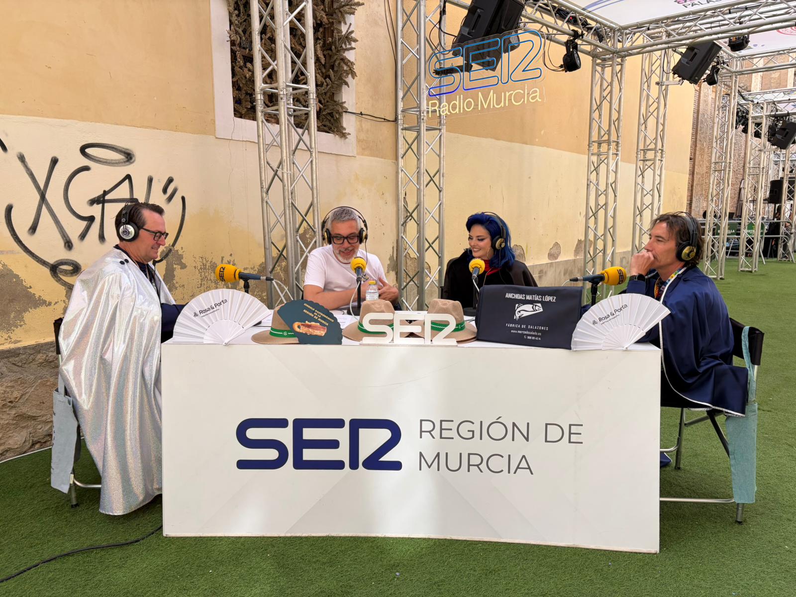 De izquierda a derecha, Javier Pujante, Gran Pez 2026; Paco Sánchez (Hoy por Hoy Murcia); Sita Abellán, Doña Sardina 2026, y Pablo Ruiz, presidente de la Agrupación Sardinera, en el Espacio Sardinero.